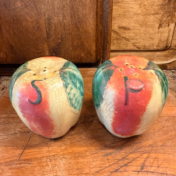 Vintage 1940s Hull “Blushing Apple” Salt and Pepper Shakers - Picture 1 of 6